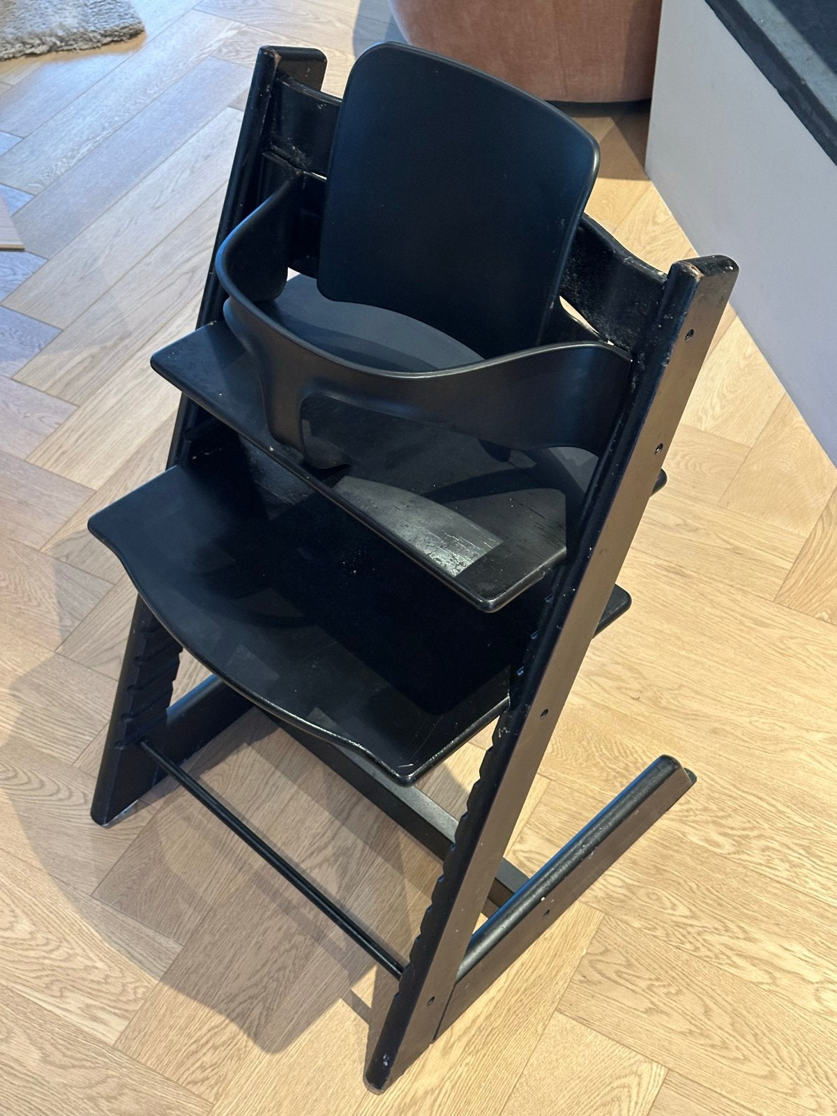 Stokke Tripp Trapp meegroeistoel zwart met baby set, Ophalen, Gebruikt, Meegroeistoel, Aanschuifbaar