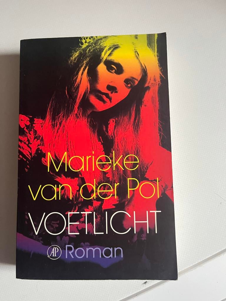 Voetlicht - Marieke van der Pol (Roman), Ophalen of Verzenden, Gelezen, Nederland