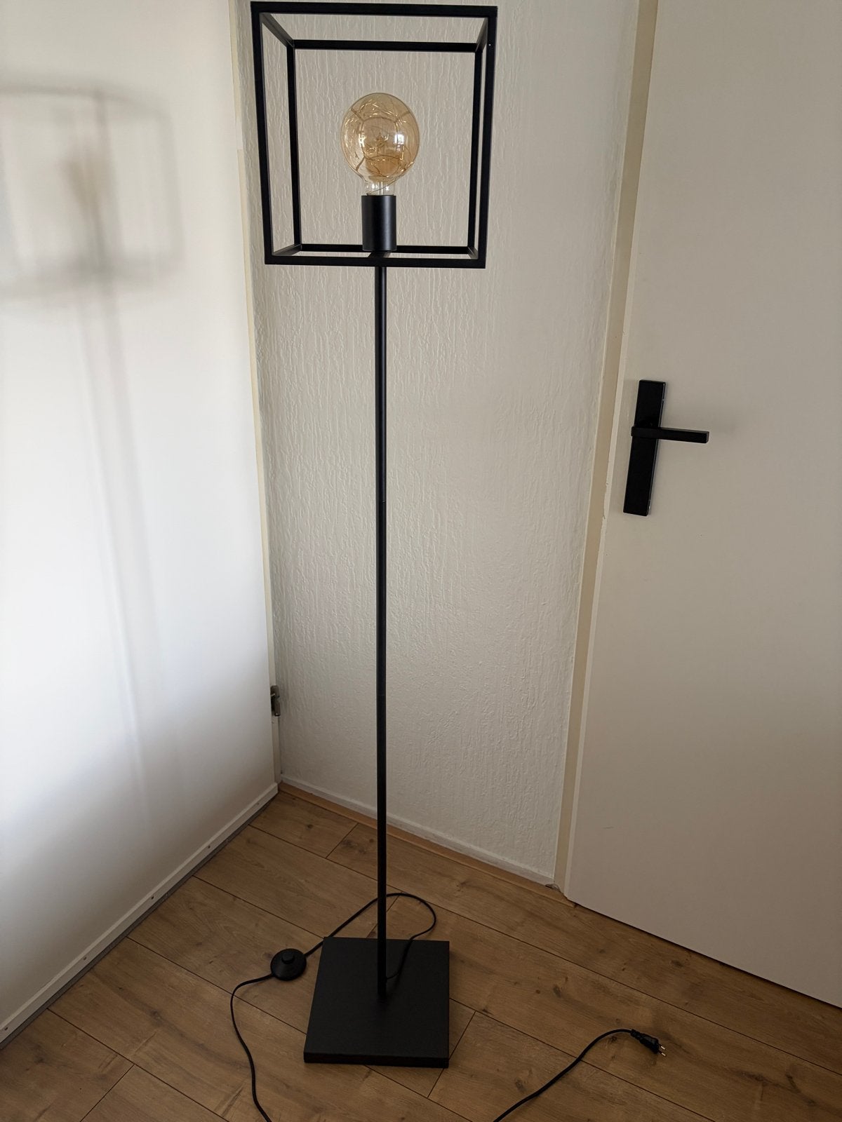 Zwarte vloerlamp €10,- en wandrek €10,-, Ophalen, Zo goed als nieuw