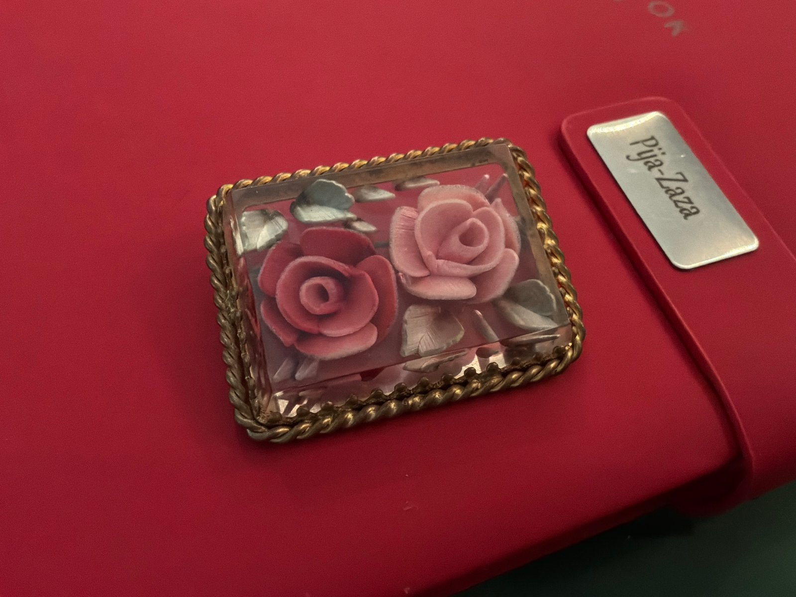 Prachtige Oude vintage  lucite broche rozen, Sieraden, Tassen en Uiterlijk, Overige materialen, 4 tot 7 cm, Verzenden, Zo goed als nieuw