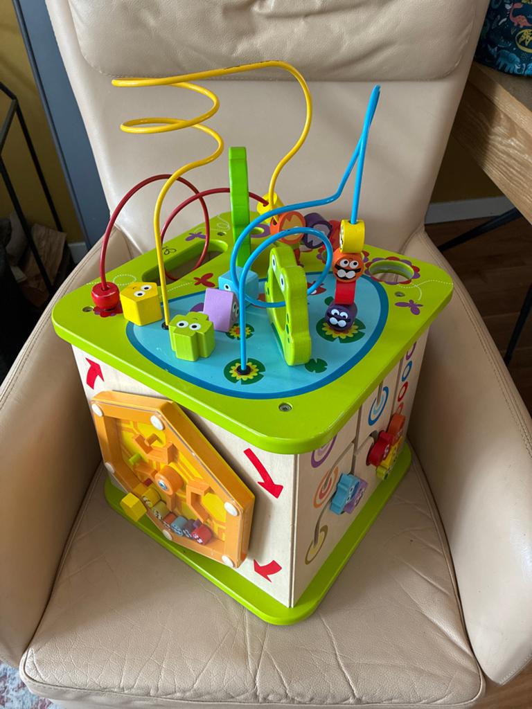Houten activiteitenkubus met kralenframe en vormenstoof, Kinderen en Baby's, Speelgoed | Babyspeelgoed, Ophalen, Gebruikt, Overige typen