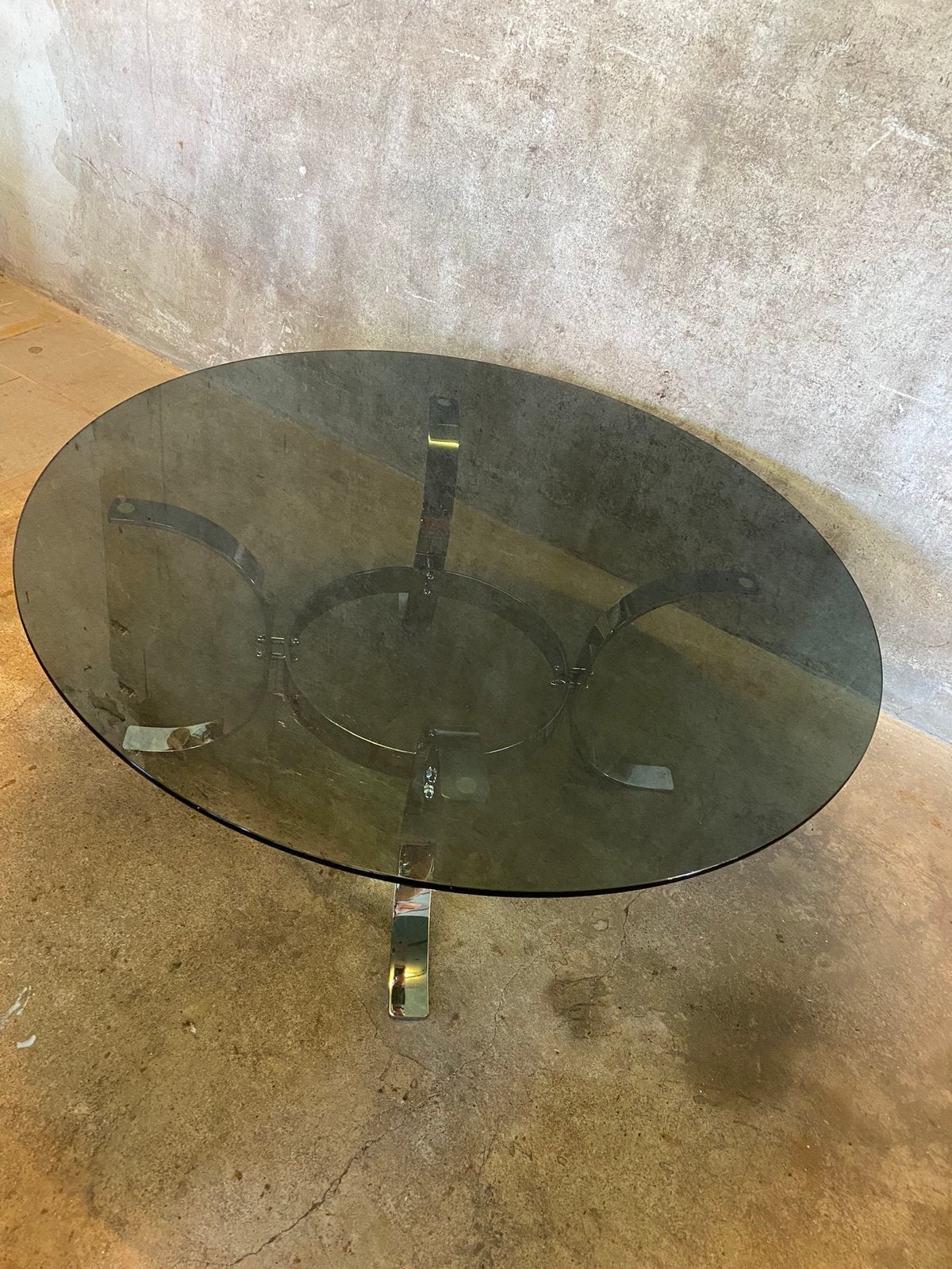 Space Age rond salontafel met rookglas blad en chromen frame, Huis en Inrichting, Tafels | Salontafels, Space Age, Gebruikt, Ophalen of Verzenden