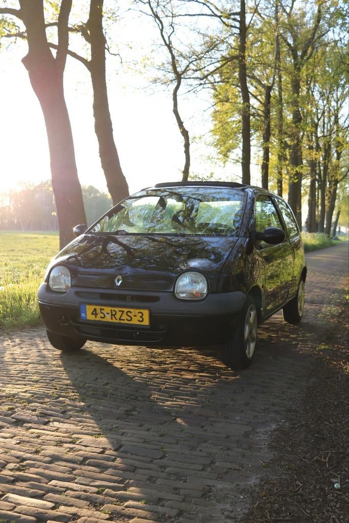 Zwarte oude twingo uit 2002, Voorwielaandrijving, Twingo, 600 kg, 4 cilinders