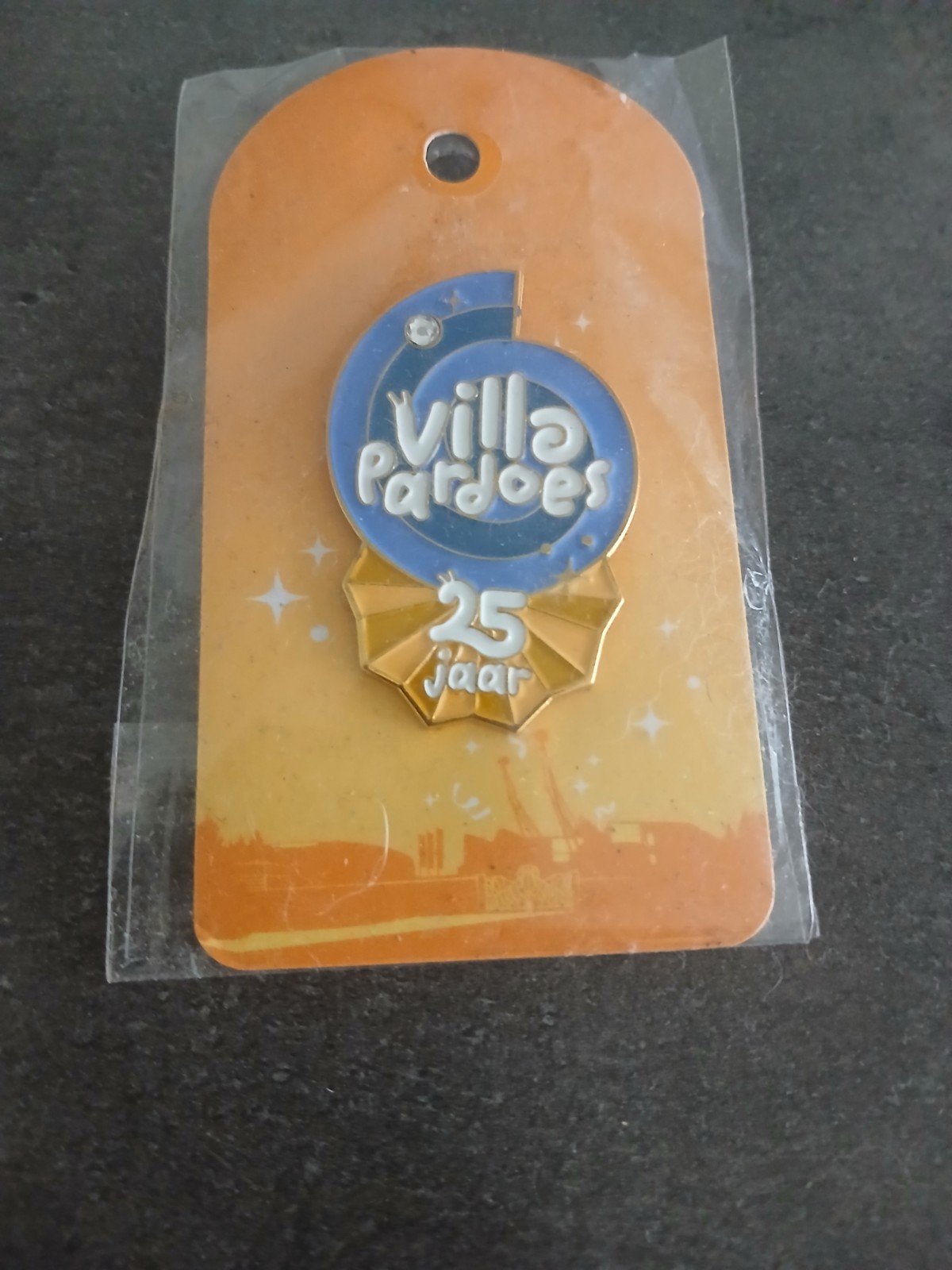 Villa Pardoes Pin 25 jaar, Verzamelen, Ophalen of Verzenden, Nieuw, Button of Speldje