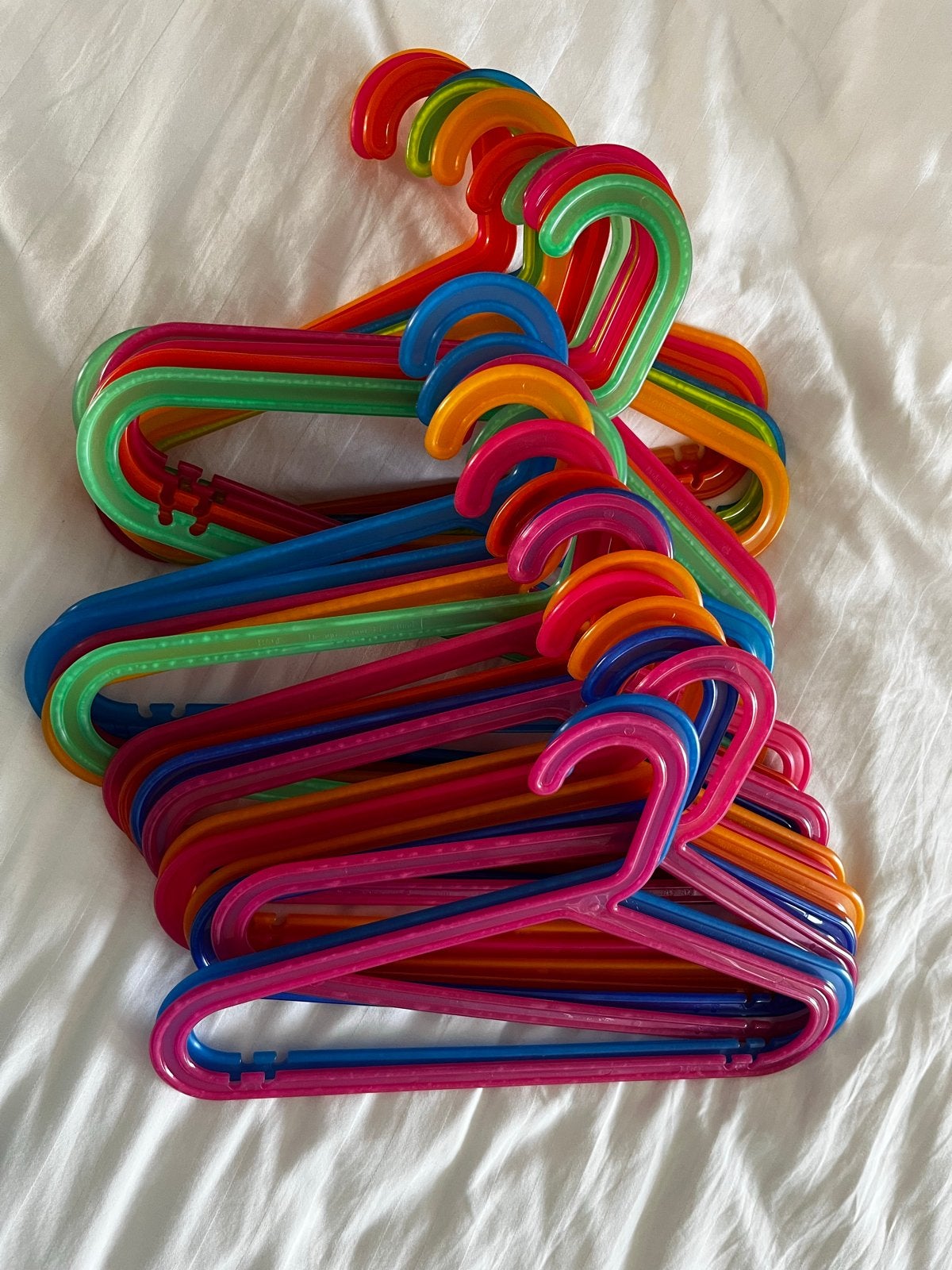 Kleurrijke kinderhangers, ruim 30 stuks, Ophalen, Gebruikt, Kunststof, Kinderen