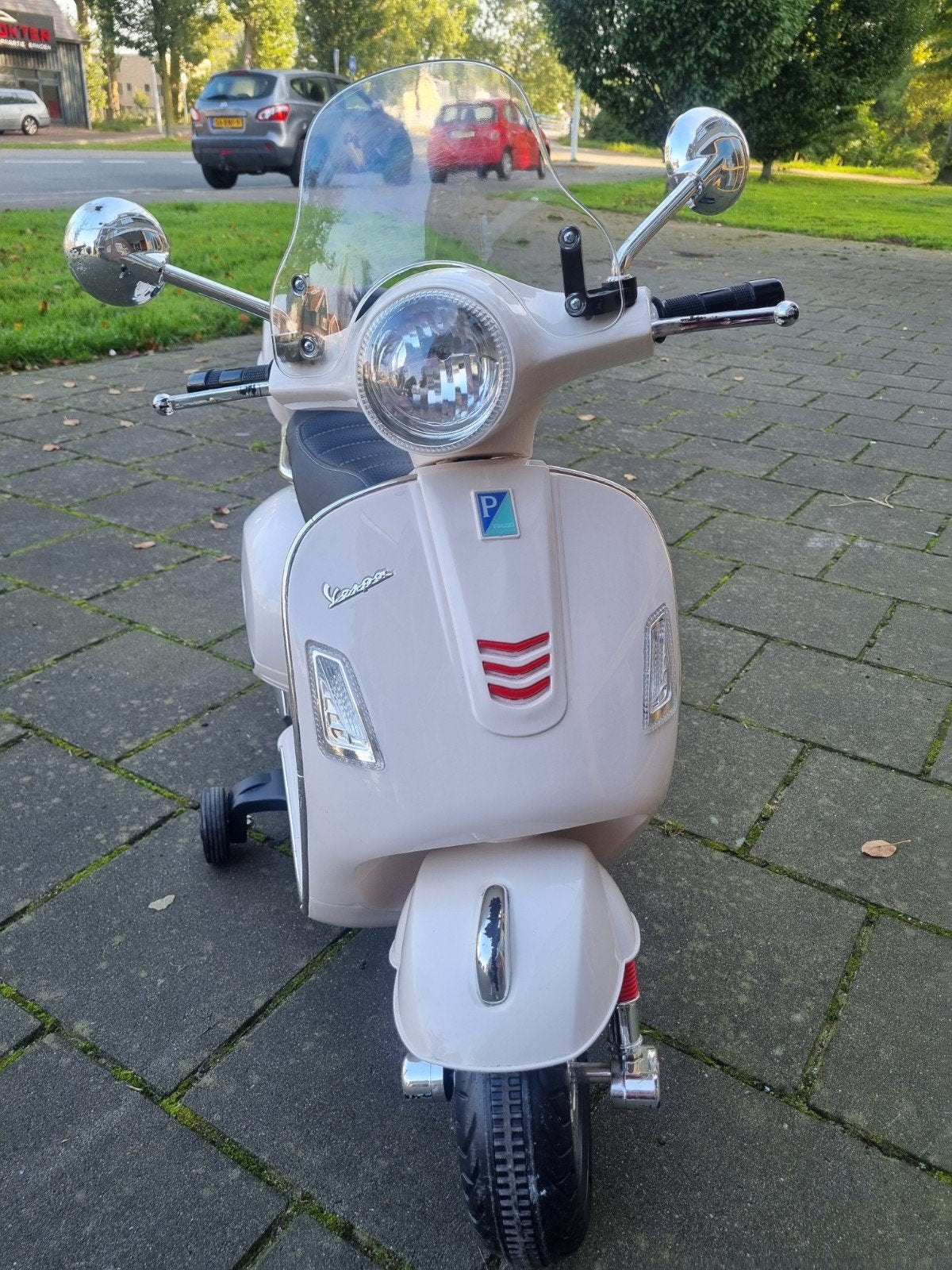 Elektrische Vespa kinder scooter met zijwieltjes, Ophalen, Zo goed als nieuw, Overige typen