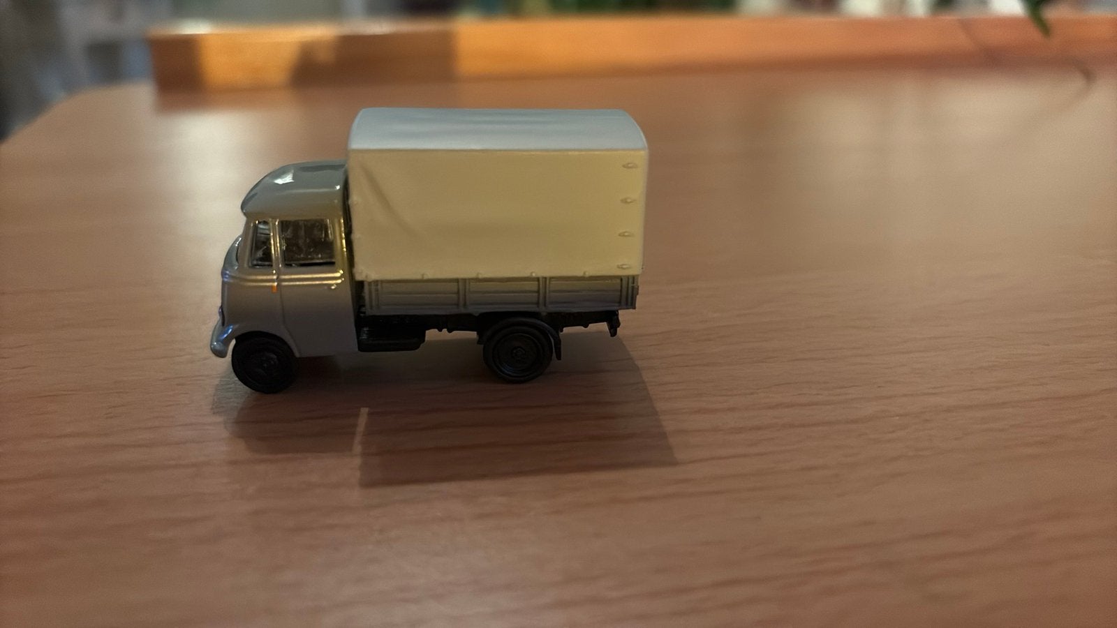 SCHUCO 452661600 MERCEDES L 319 FLATBED LARPAULIN GRAU. 1:87, Ophalen of Verzenden, Zo goed als nieuw