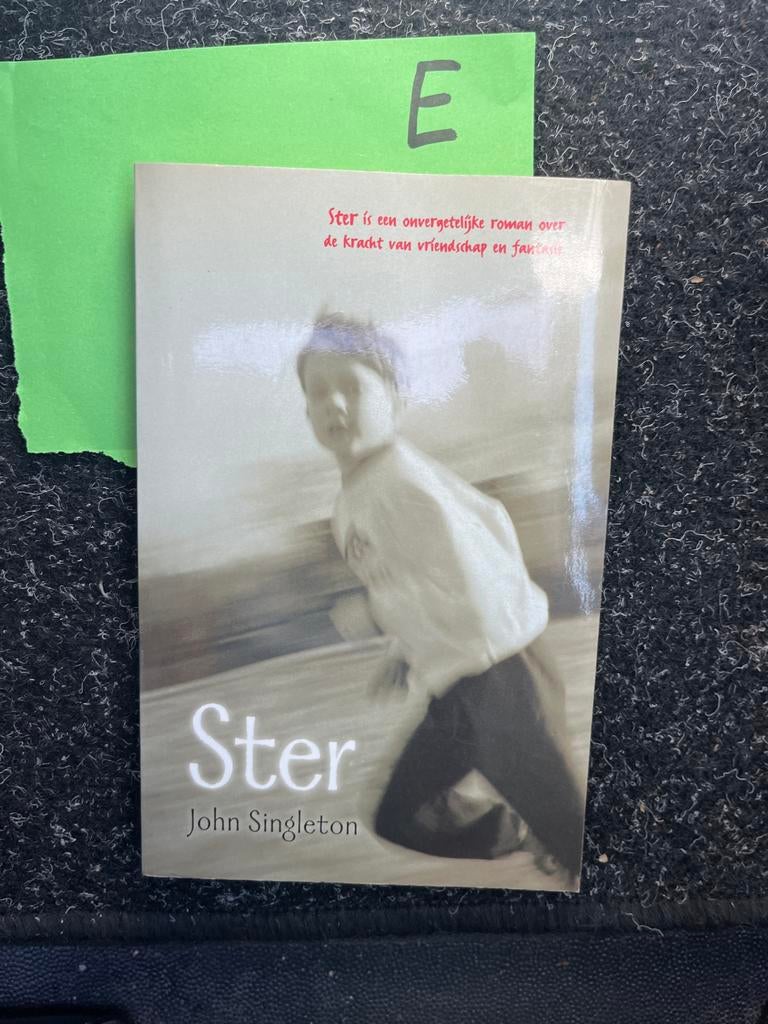 Ster - John Singleton (Roman over vriendschap en fantasie), Ophalen of Verzenden, Zo goed als nieuw, Nederland