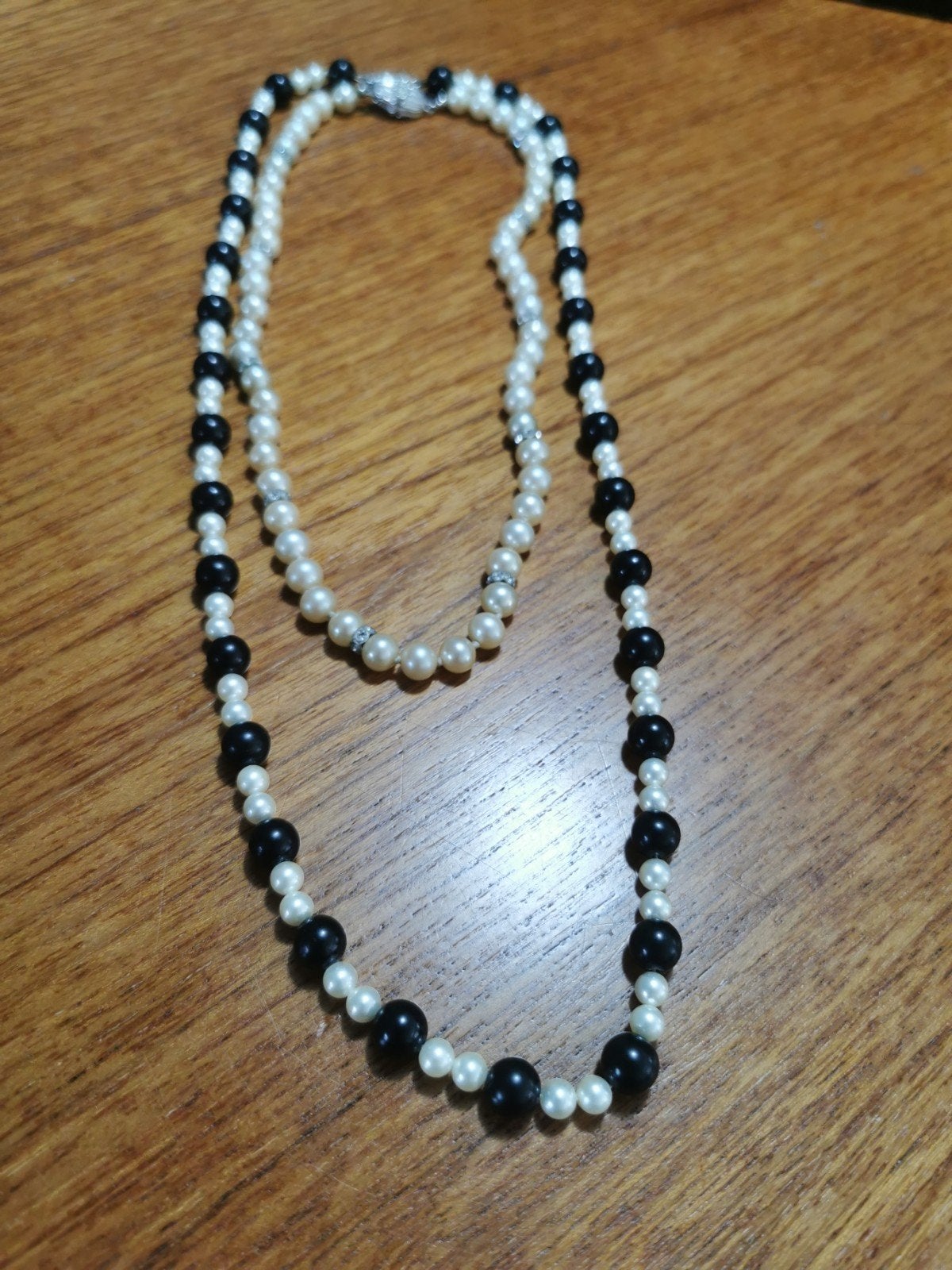 Set van 2 parelkettingen: zwart en wit, 60 cm en 40 cm, Sieraden, Tassen en Uiterlijk, Kettingen, Ophalen of Verzenden, Zo goed als nieuw