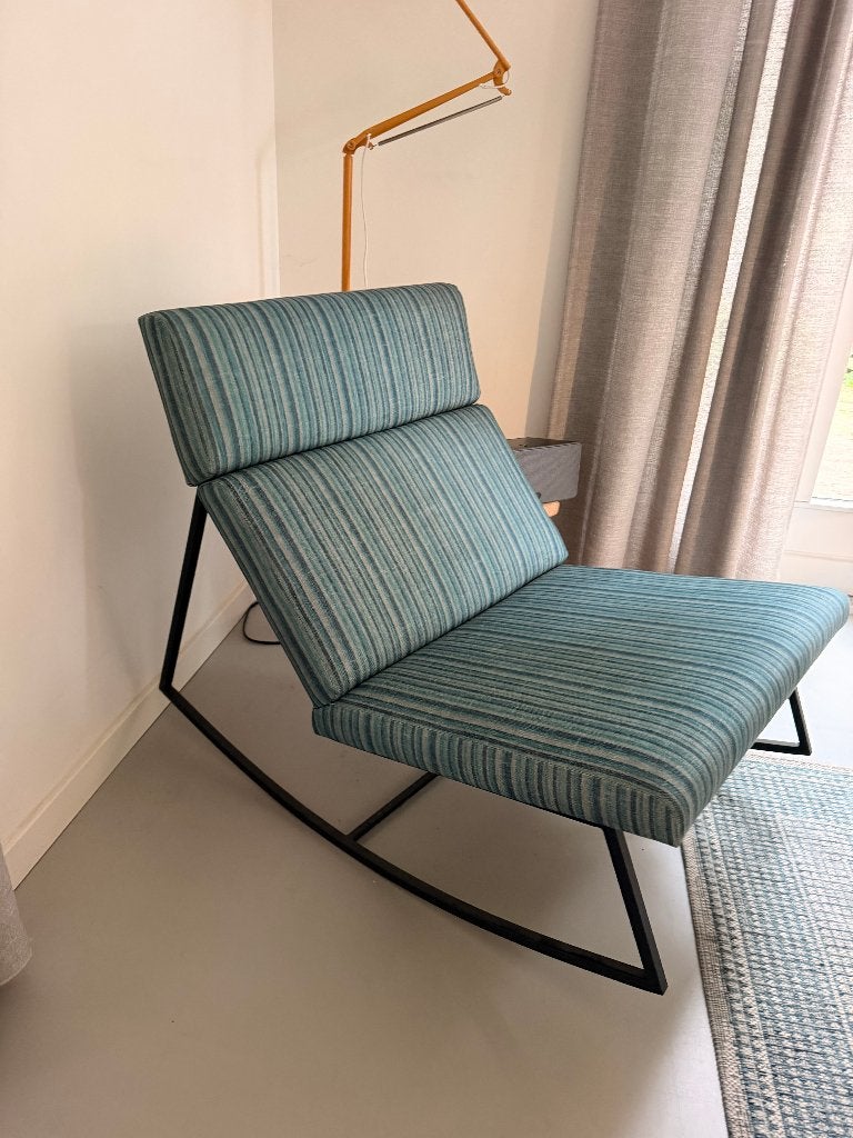 Gus Modern Rocker – blauwe design fauteuil schommelstoel, Huis en Inrichting, Ophalen, 75 tot 100 cm, Zo goed als nieuw, Metaal