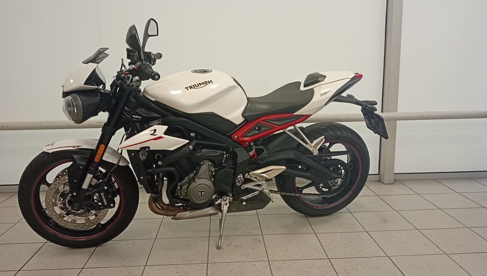 Triumph Street Triple R (bj 2017), Triumph Motocycles, Triumph.Benelux@triumph.co.uk, De Droogmakerij 40A
1851 LX   Heiloo, NL