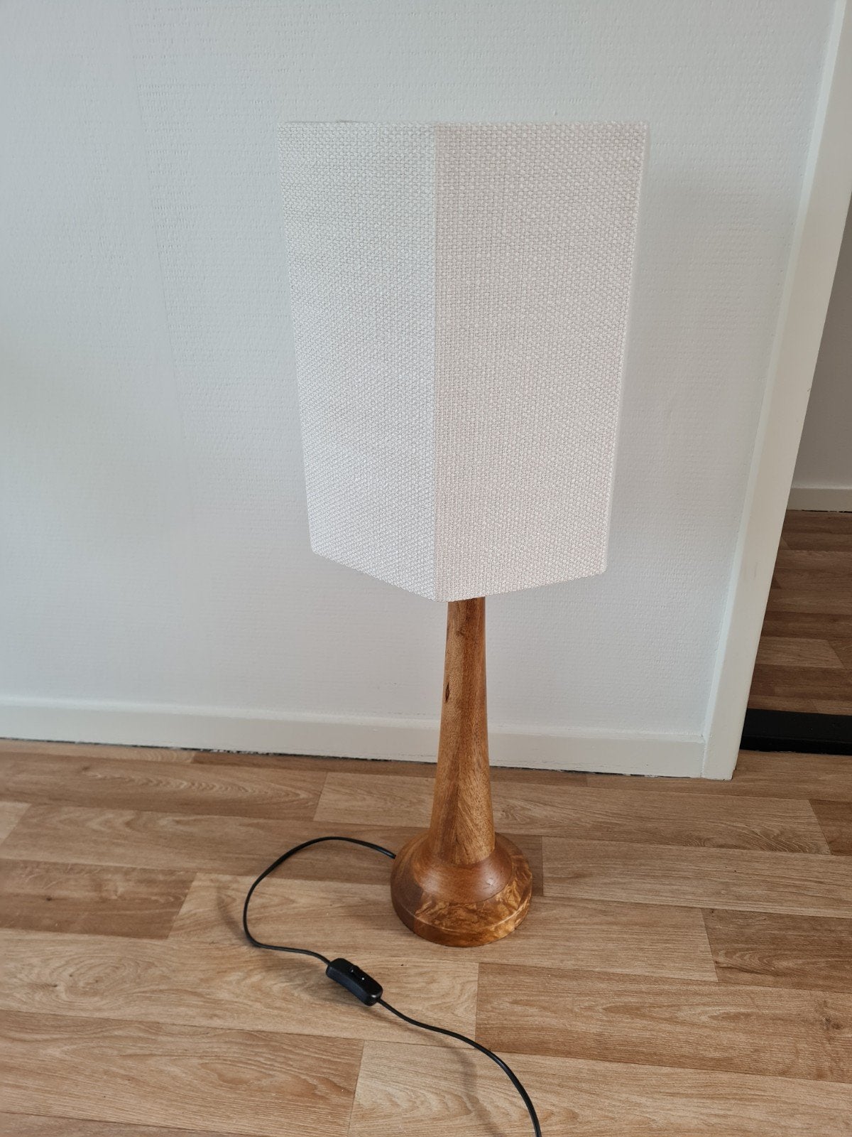 Tafellamp Karwei met houten voet en stoffen beige kap, Huis en Inrichting, Overige merken, Sfeerlamp, 82 cm, Ophalen