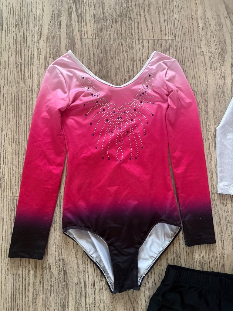 2 Turnpakjes en broekje 152/158, Sport en Fitness, Ophalen of Verzenden, Zo goed als nieuw, Roze, Turnpak(je)