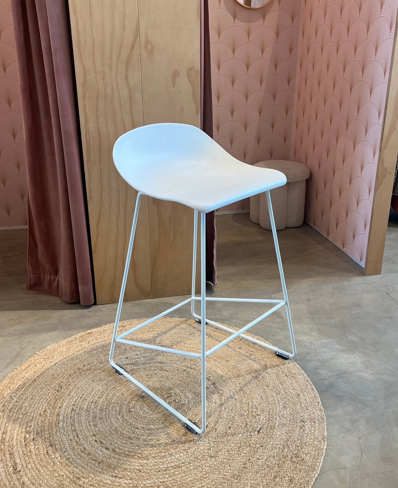 Bar stoel wit, Huis en Inrichting, Barkrukken, 1 kruk, Ophalen, Zo goed als nieuw, 60 tot 90 cm