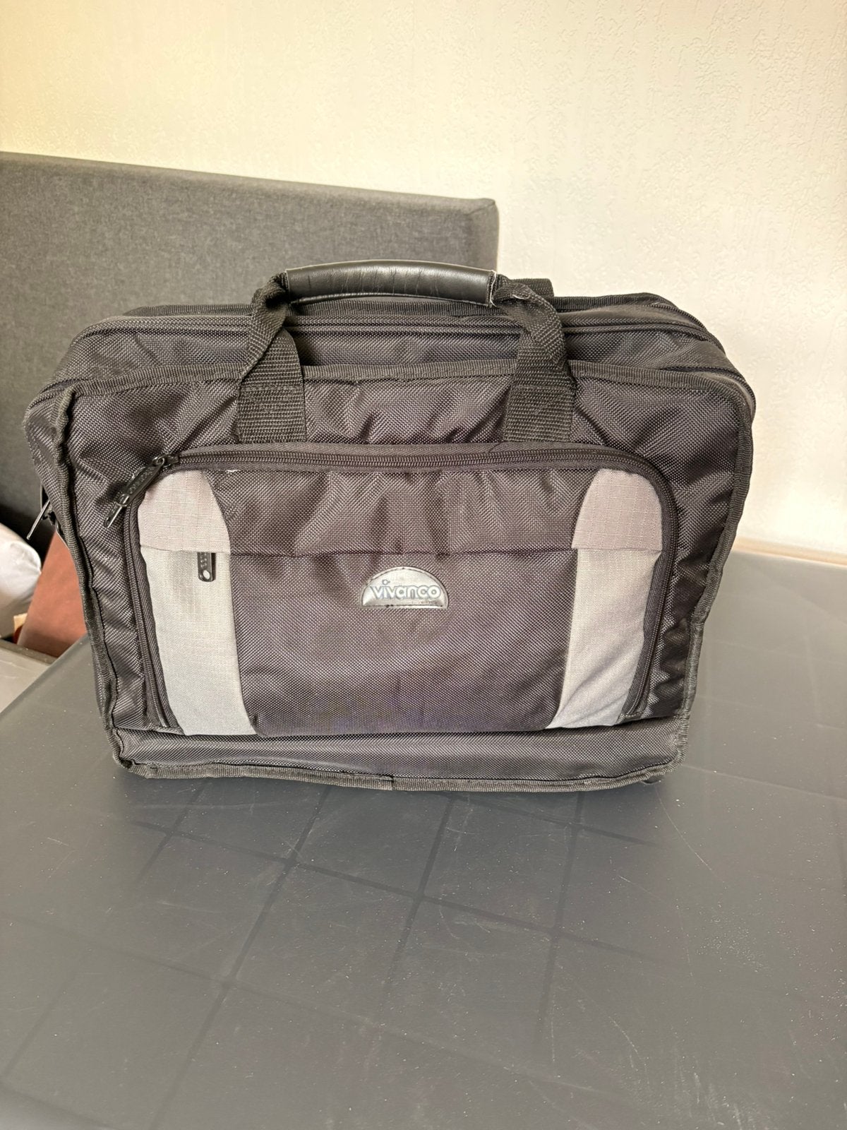 Zwarte laptoptas met grijze accenten van Vivanco, Ophalen, Zo goed als nieuw, Laptophoes, Zwart
