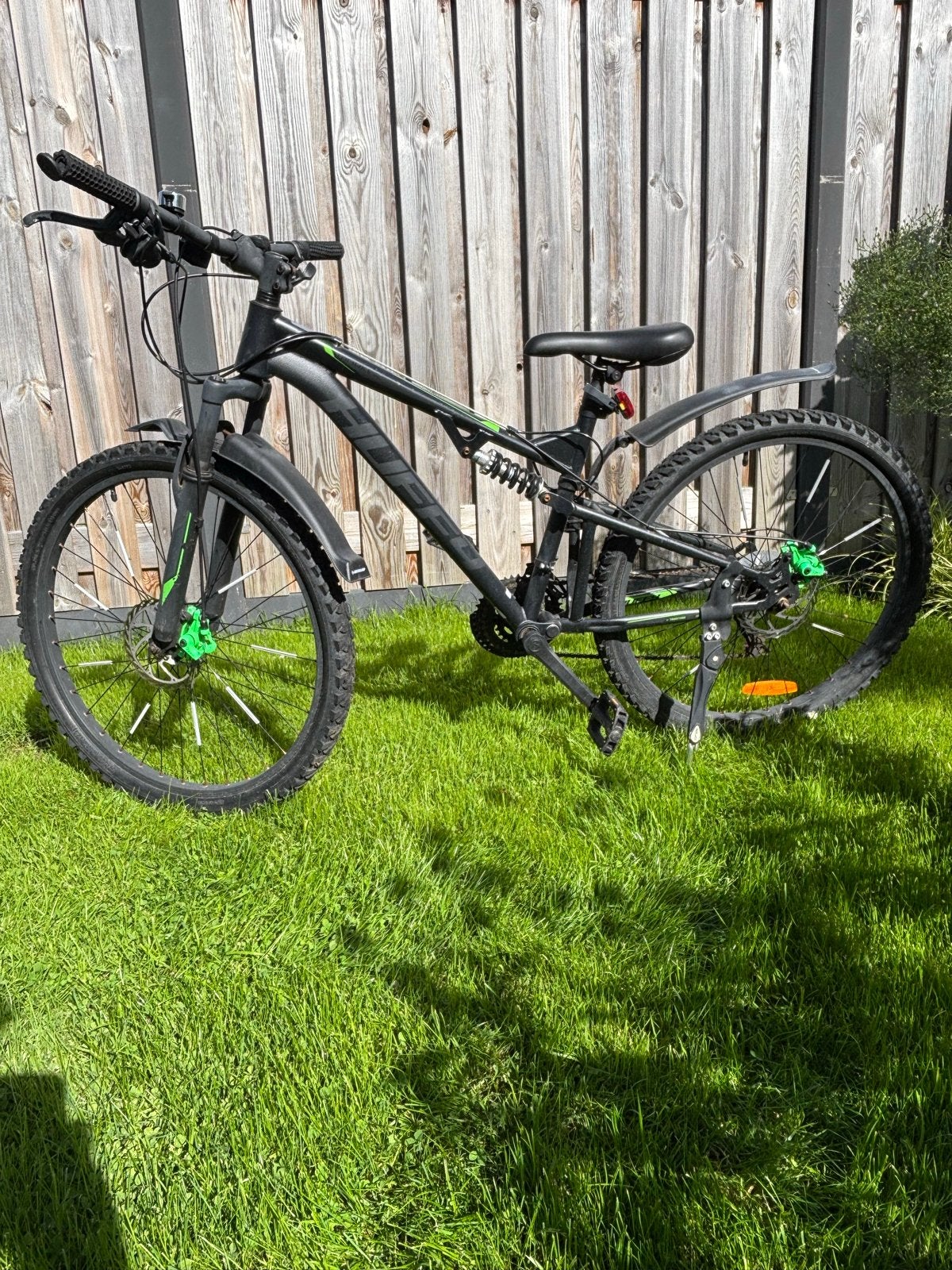 Zwarte mountainbike met vering en schijfremmen