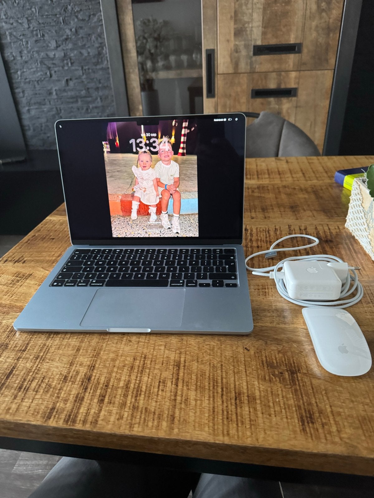 Foto 3 van MacBook Air 13” M5 16GB/512GB + muis + tas zo goed als nieuw