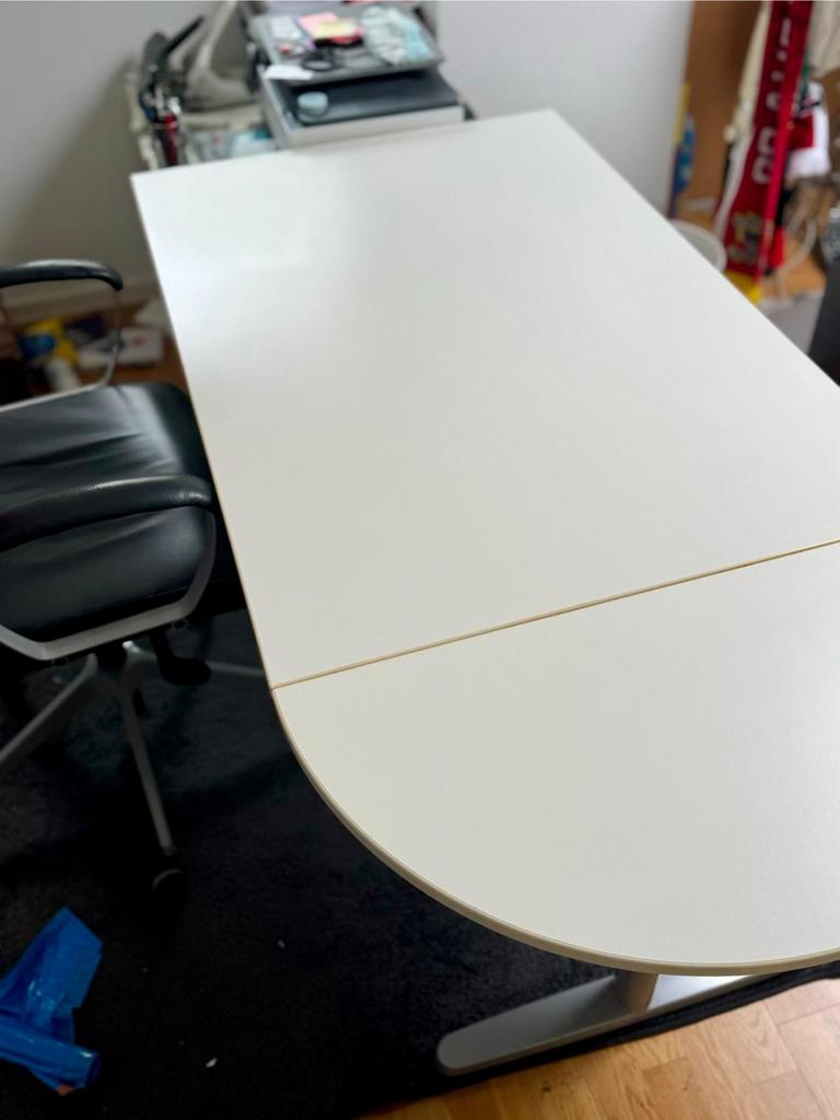 Mooi Bureau 160x80 wit/cream blad, Huis en Inrichting, Bureaus, Ophalen, 160 cm, In hoogte verstelbaar, Zo goed als nieuw