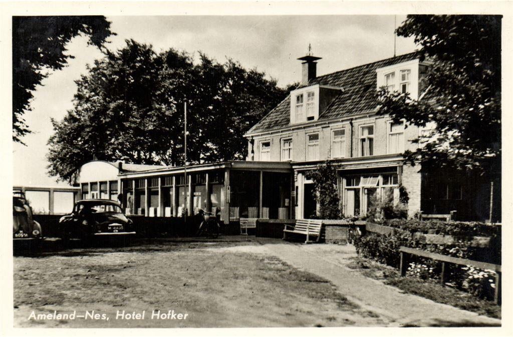 Ameland - Nes, Hotel Hofker - VW-kever - 1956 gelopen, Verzamelen, Verzenden, Voor 1920, Gelopen, Waddeneilanden