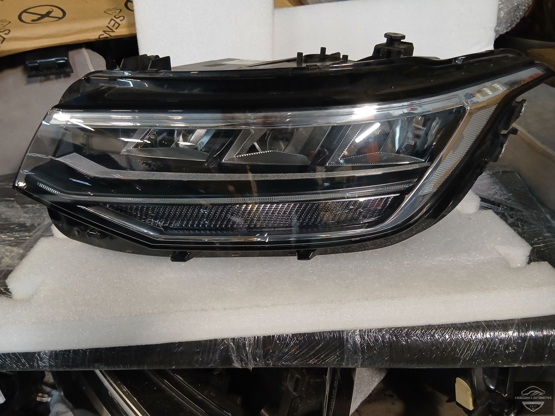 VW Tiguan 5NA Facelift Vol LED Koplamp Links 5NA941035C, Gebruikt, Volkswagen, Volkswagen AG, Berliner Ring 2
38440  Wolfsburg, DE