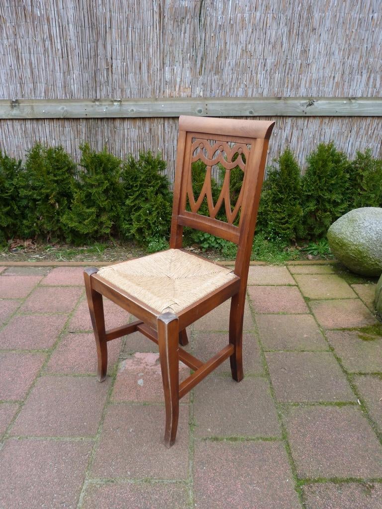 Antieke houten stoel met rieten zitting, Ophalen