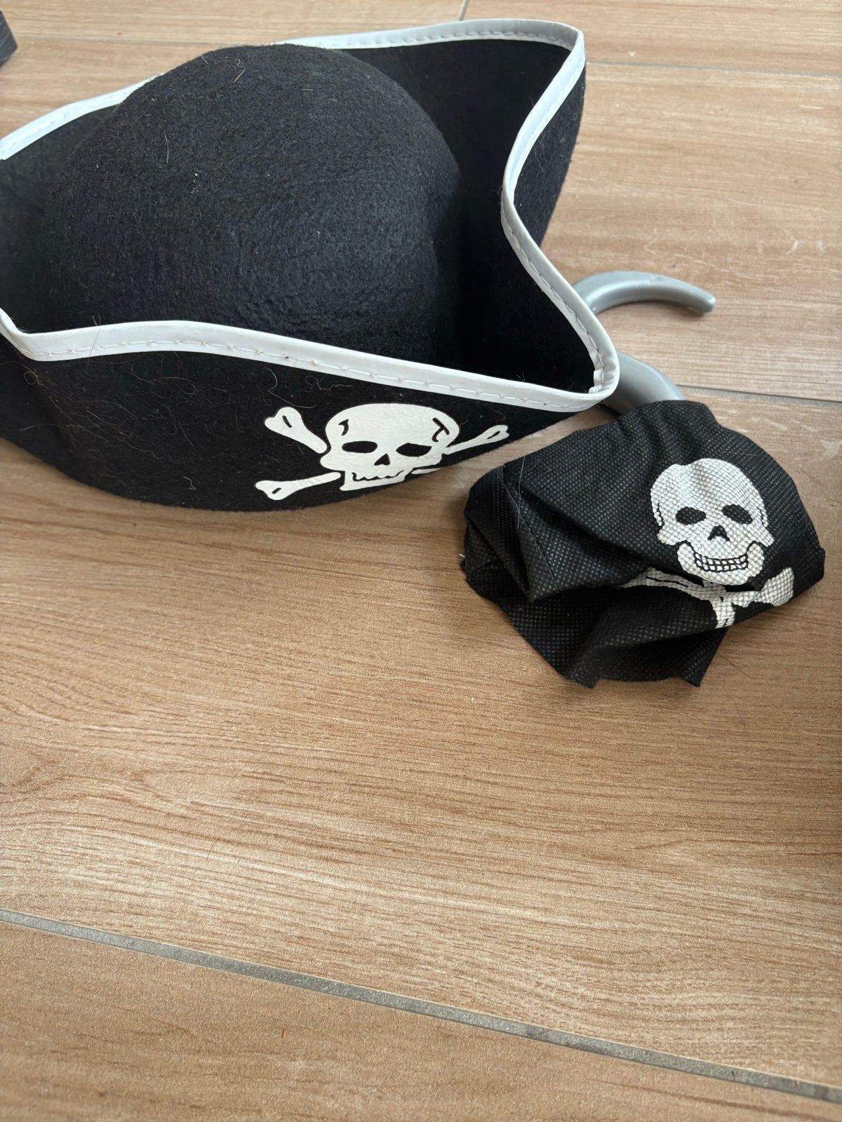 Piraten hoed en haak - Perfect voor Carnaval of Themafeest, Ophalen of Verzenden, Zo goed als nieuw