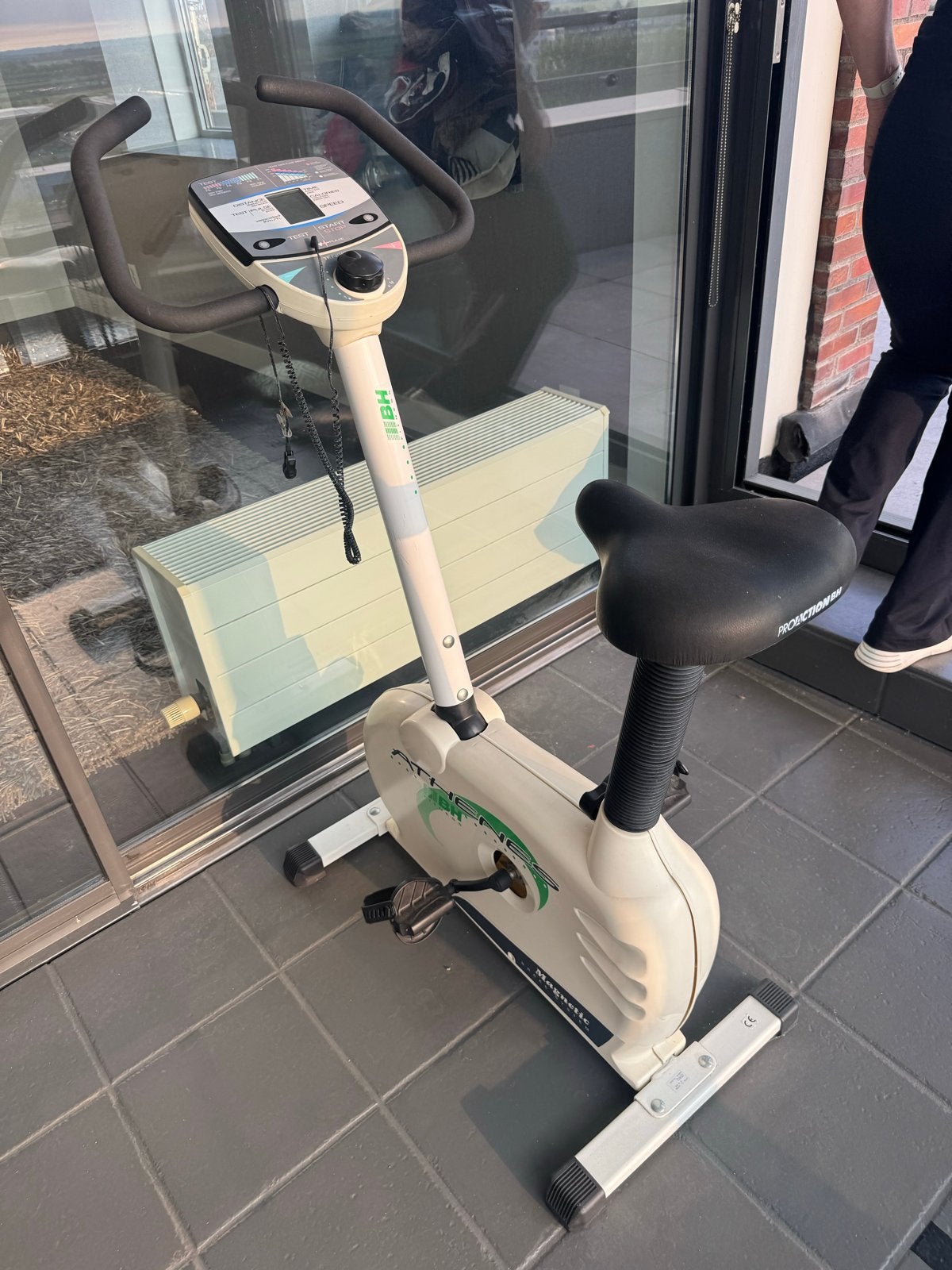 Hometrainer met magnetisch remsysteem, Ophalen, Gebruikt, Metaal, Benen