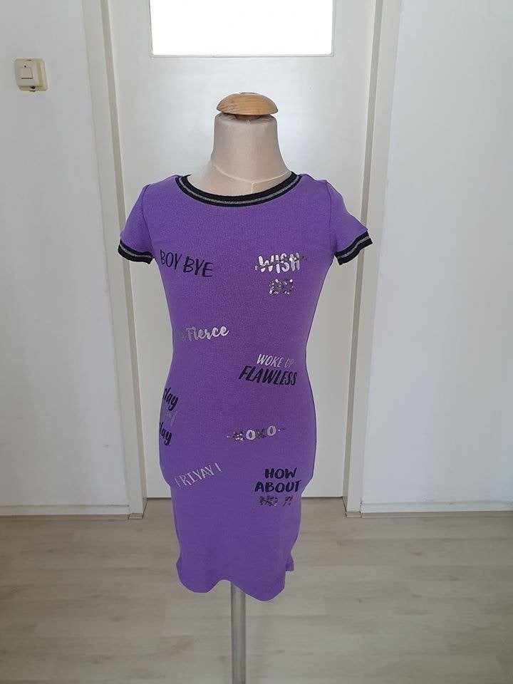 Paarse jurk met tekst print maat 134, Kinderen en Baby's, Kinderkleding | Maat 134, Gebruikt, Meisje, Ophalen of Verzenden, Jurk of Rok