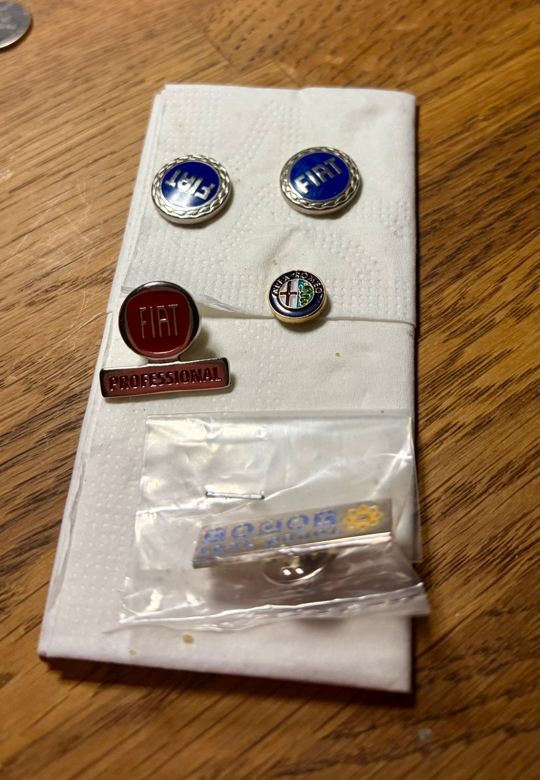 5 vintage FIAT en Alfa Romeo pins en emblemen, Ophalen of Verzenden, Gebruikt, Transport, Speldje of Pin