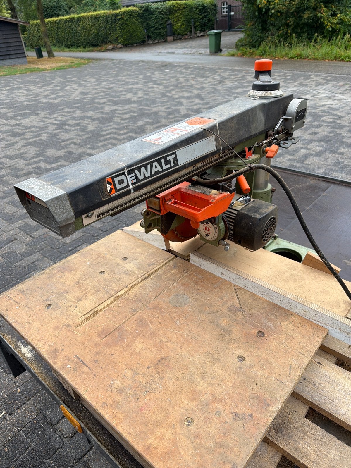 DeWalt DW 1251 Radiaalzaag - Krachtige en Betrouwbaar, Gebruikt, 70 mm of meer, Ophalen of Verzenden, Afkortzaag
