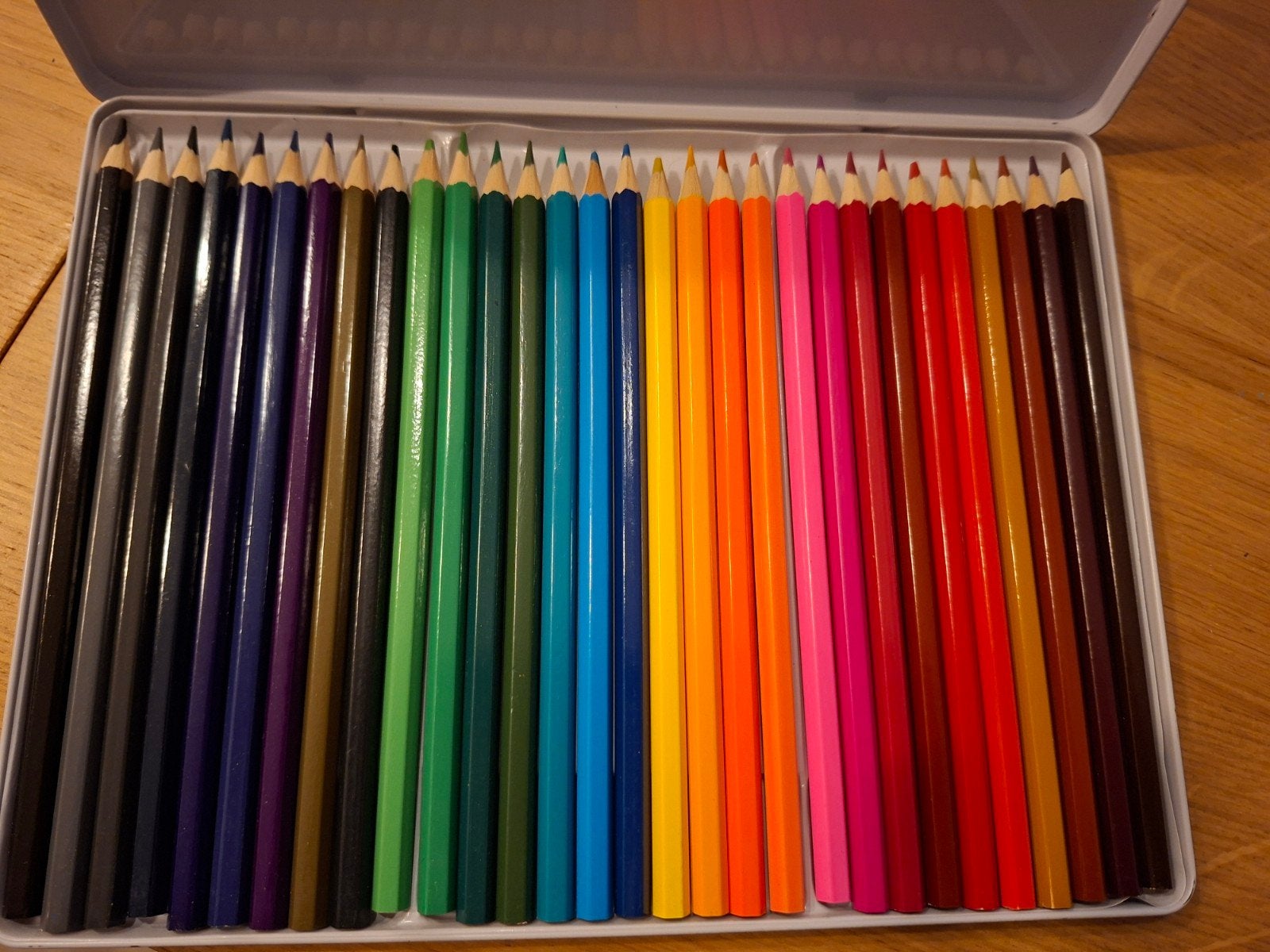 30 Kleurpotloden in blikken doos - Nieuw, Ophalen of Verzenden, Nieuw, Potlood of Stift