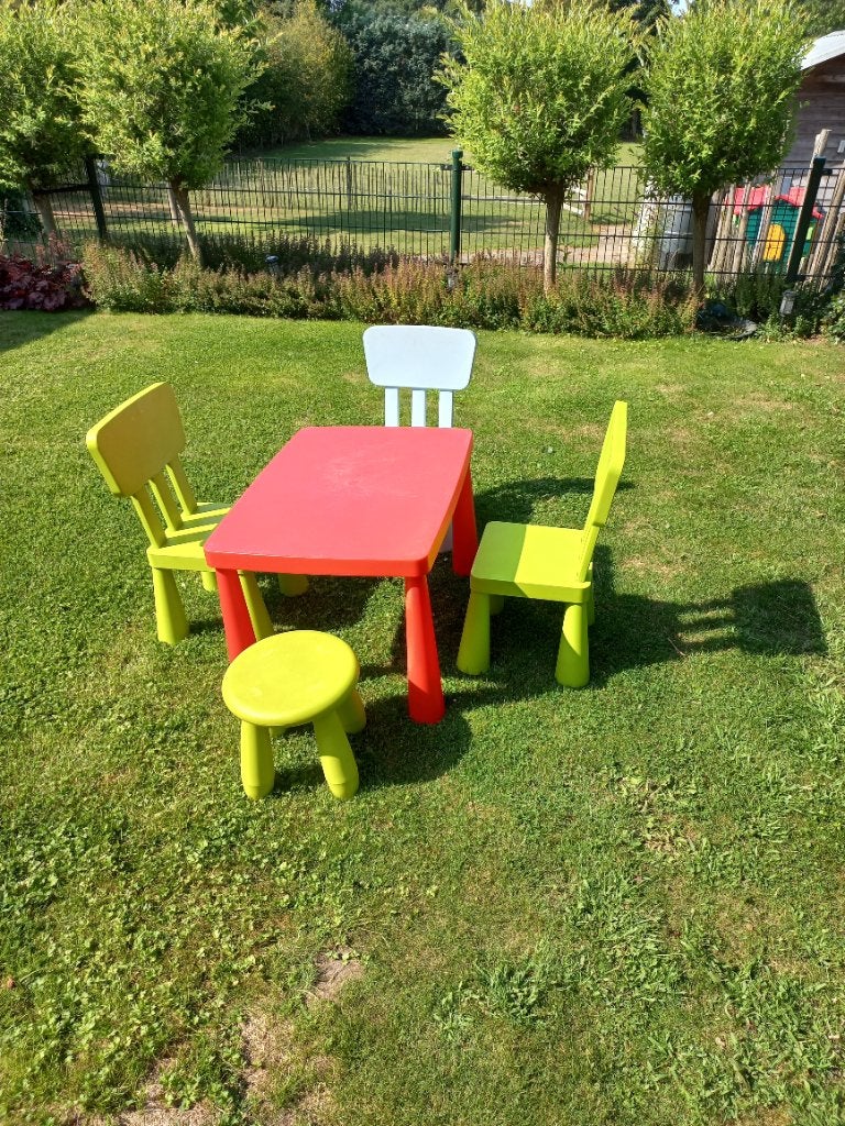 Tafeltje met 3 stoeltjes en een krukje, Ophalen, Gebruikt, Tafel(s) en Stoel(en)