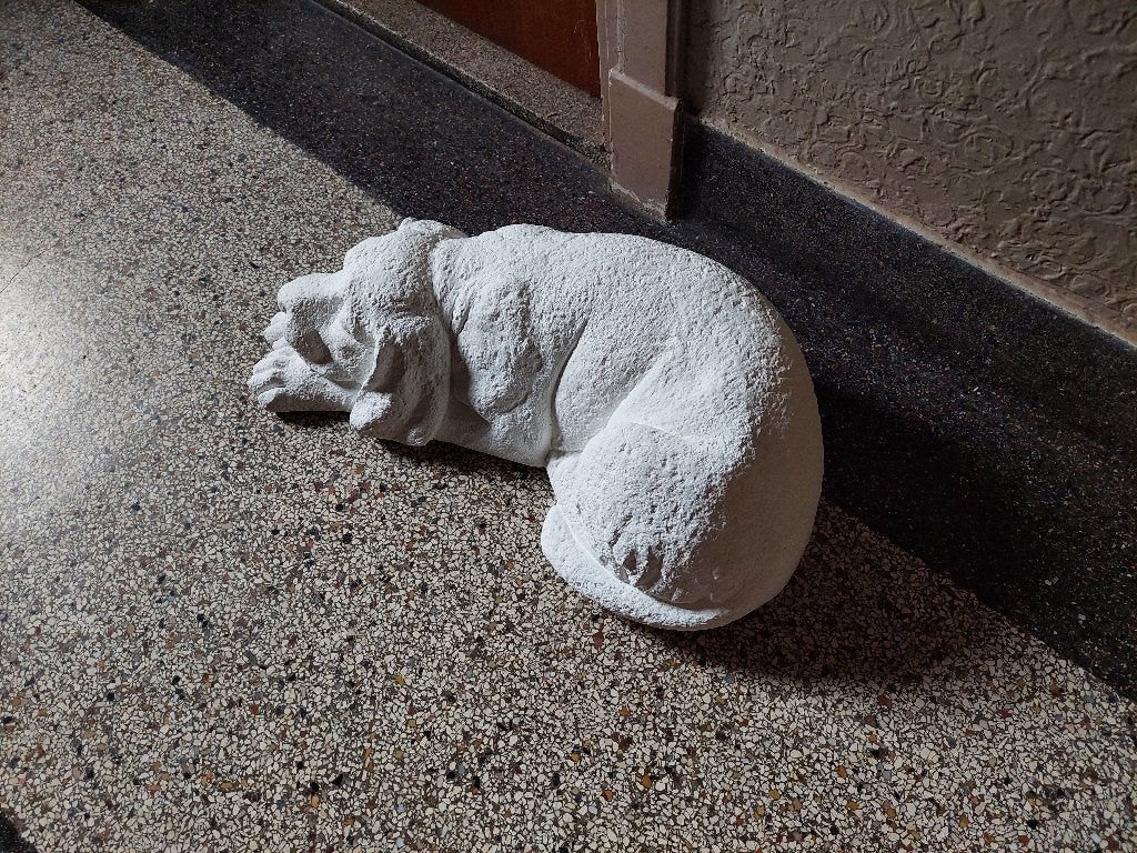 Liggende slapende hond beeld / Keramisch materiaal, Ophalen, Zo goed als nieuw, Overige materialen, Dierenbeeld