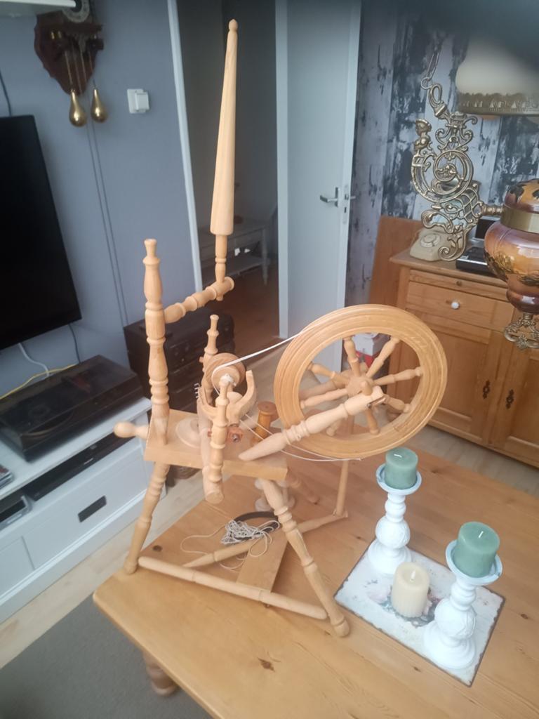 Mooi spinnewiel  met  benodigdheden, Ophalen, Spinnewiel