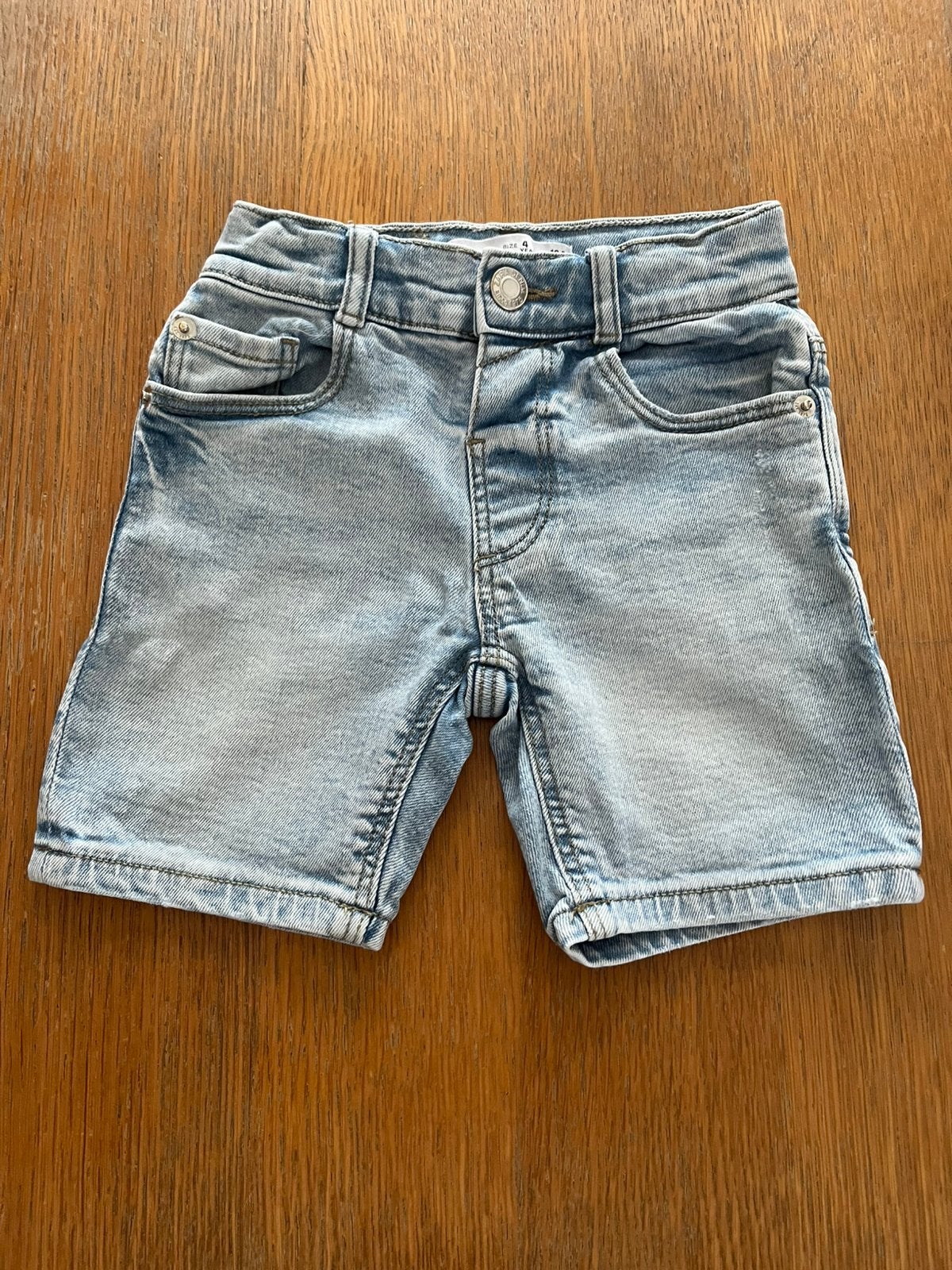 Korte broek maat 104 Zara, Ophalen of Verzenden, Zo goed als nieuw, Jongen, Broek
