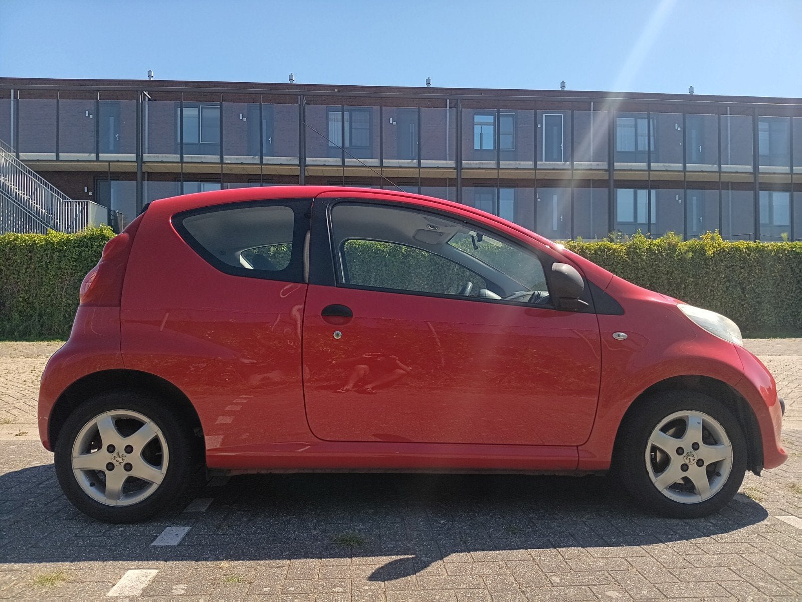 Peugeot 107 1.0 12V 3DR 2007 Rood niet mooi wel goed €1250, Voorwielaandrijving, 4 stoelen, 68 pk, Origineel Nederlands