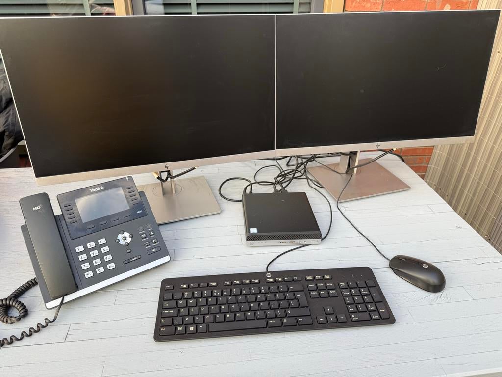 HP computer met twee schermen, toetsenbord, muis en telefoon, Ophalen of Verzenden, Zo goed als nieuw, Met monitor