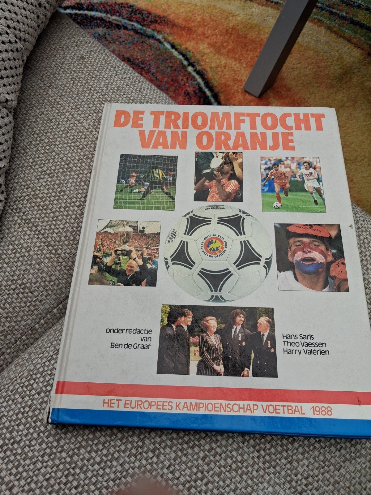 De Triomftocht van Oranje - EK Voetbal 1988, Ophalen of Verzenden, Gelezen, Ben de Graaf, Hans Saris, Theo Vaessen, Harry Valérien