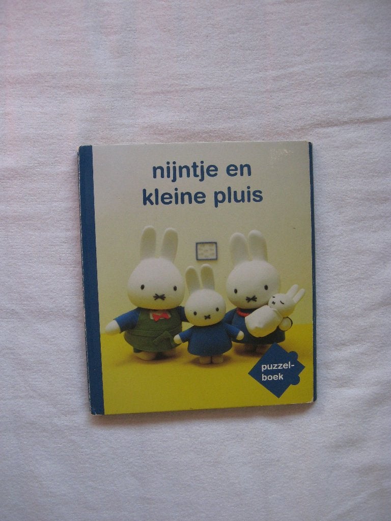 Dick Bruna - nijntje en kleine pluis - boek met 5 legpuzzels, Boeken, Gelezen, Fictie algemeen, Ophalen of Verzenden, Voorleesboek