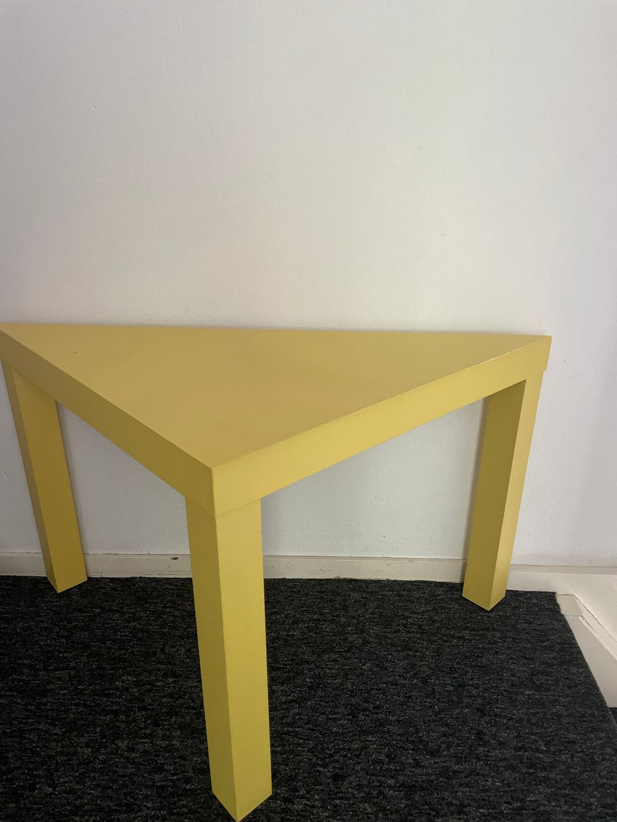 Vintage IKEA Gele Driehoekige Bijzettafel - Modern Design, 55 tot 75 cm, Zo goed als nieuw, Overige vormen, Hout