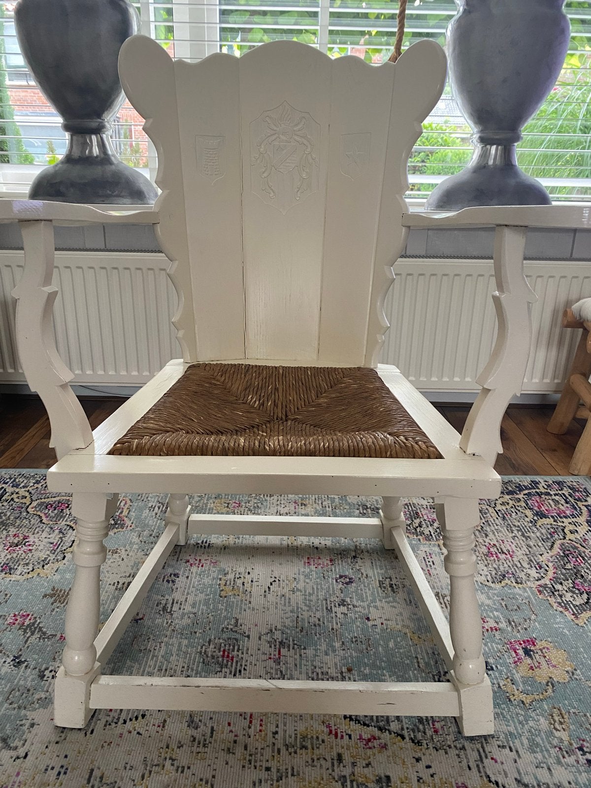 Antieke houten stoel met biezen zitting en armleuningen, Antiek en Kunst, Antiek | Meubels | Stoelen en Banken, Ophalen