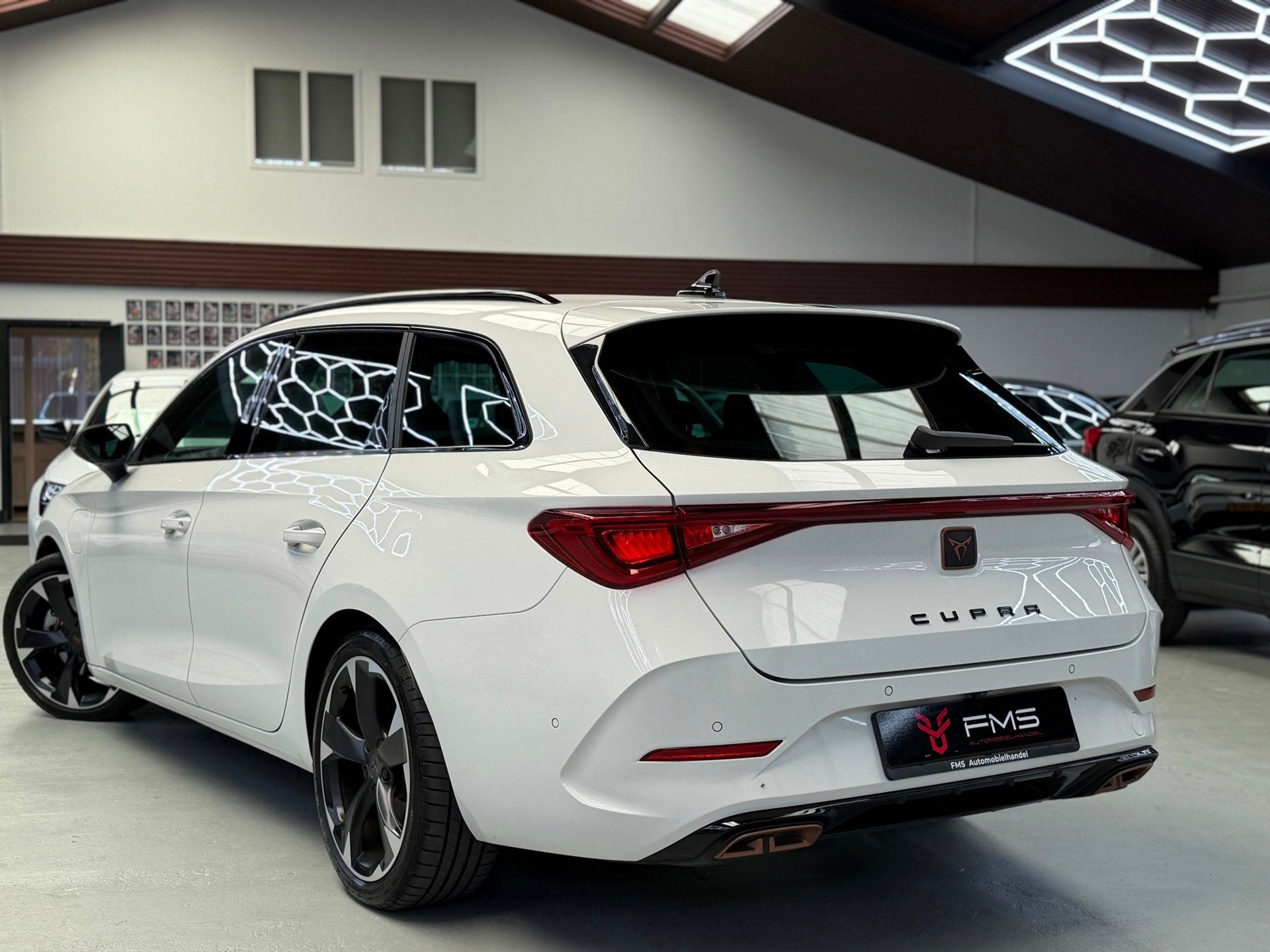 CUPRA Leon Sportstourer 1.4 e-Hybrid VZ CarPlay 245pk, Auto's, Dealer onderhouden, 77 km/l, Gebruikt, Zwart
