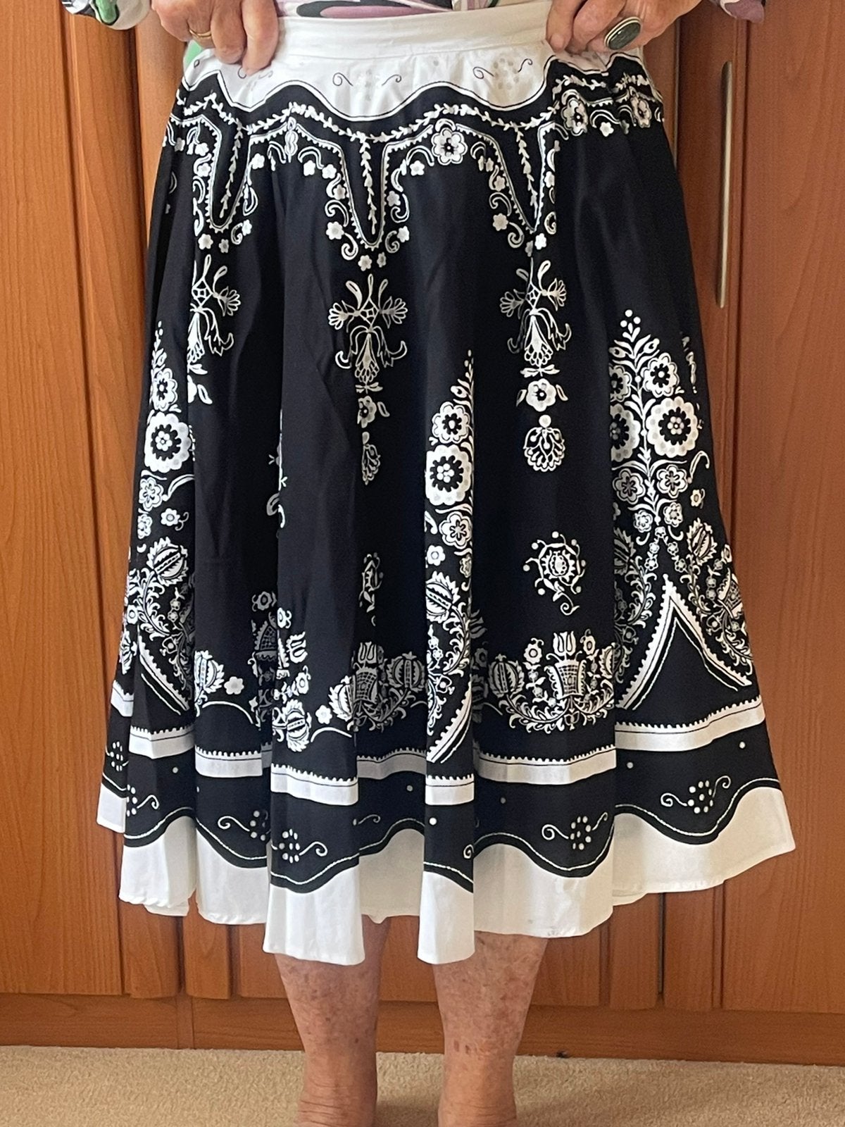 Te koop:Cirkelrok zwart/wit met zilver 100%katoen/ 42, Kleding | Dames, Carnavalskleding en Feestkleding, Maat 42/44 (L), Ophalen of Verzenden
