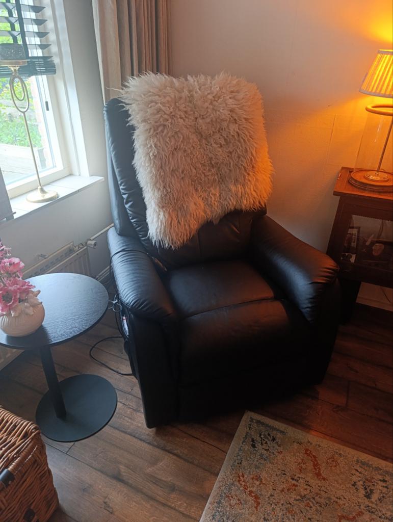 Zwarte relaxfauteuil met elektrische verstelling, Huis en Inrichting, Fauteuils, Gebruikt, Modern, Comfort, Ophalen of Verzenden