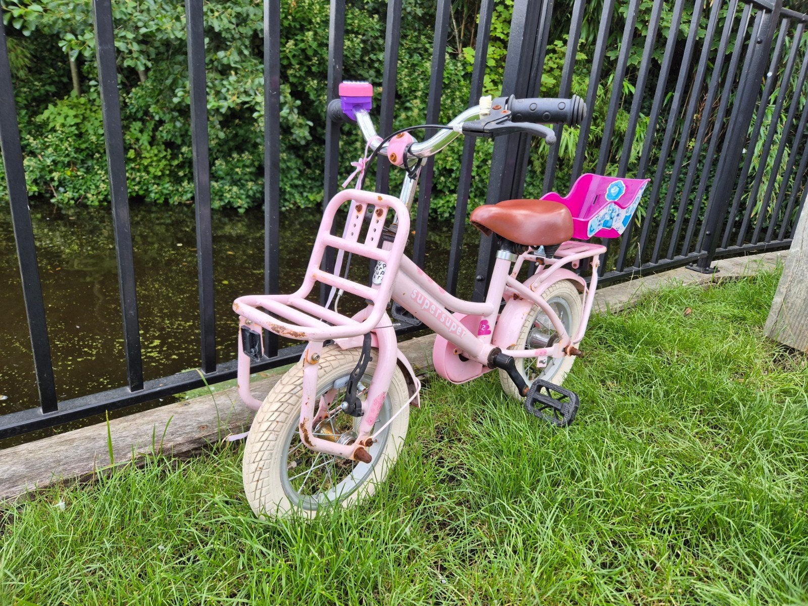 Roze kinderfiets met poppenstoeltje, Fietsen en Brommers, Ophalen, Terugtraprem, Gebruikt, Minder dan 16 inch