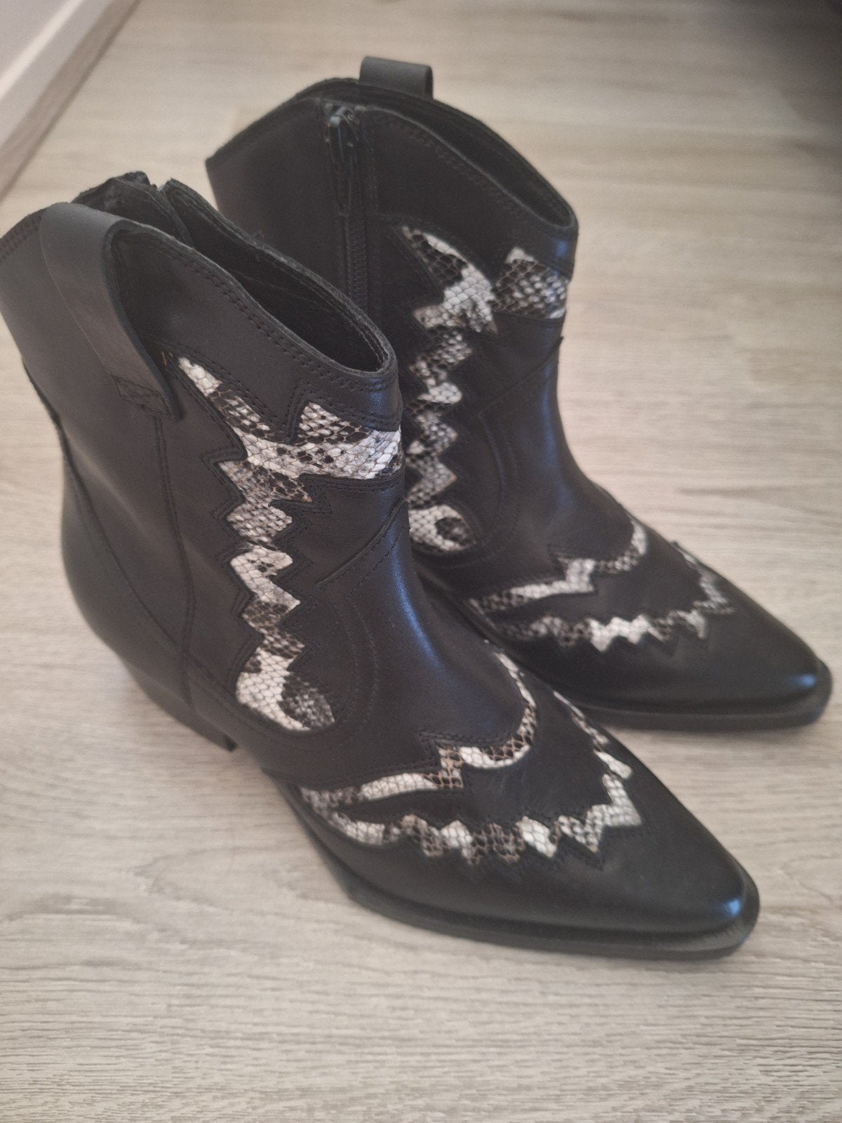 Nieuwe lederen laarsjes Bronx mt 37 zwart wit, Kleding | Dames, Schoenen, Ophalen of Verzenden, Nieuw, Zwart