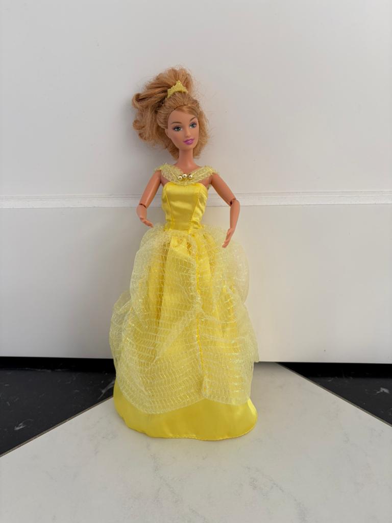 Barbie pop met prachtige gele galajurk met flexibele armen, Ophalen of Verzenden, Zo goed als nieuw, Barbie