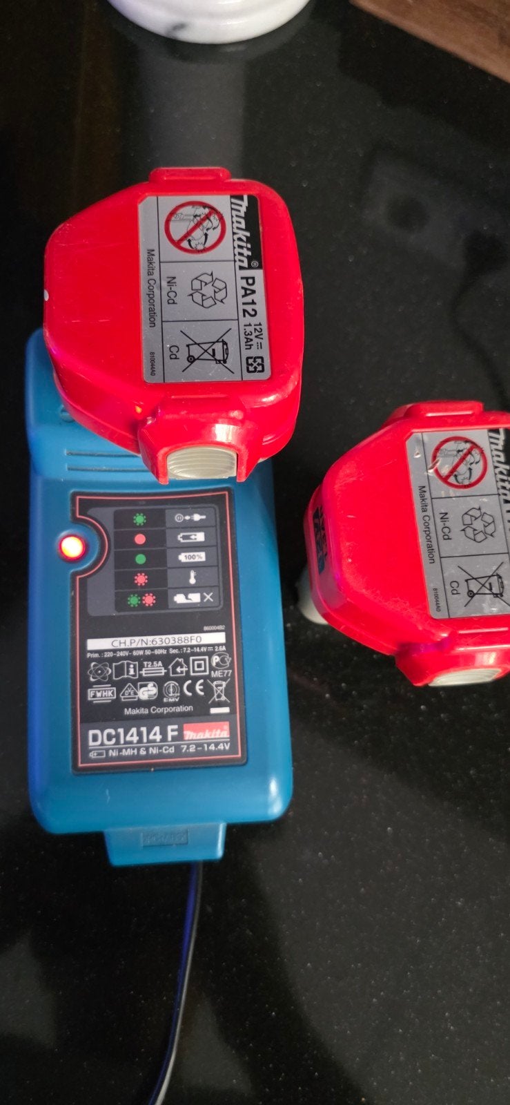 Makita DC1414F Oplader met 2x PA12 Accu's, Ophalen of Verzenden, Gebruikt, Overige typen