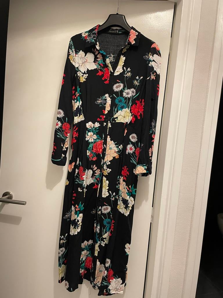 Zwarte bloemenjurk van Jowell, maat M, Kleding | Dames, Jurken, Zo goed als nieuw, Maat 38/40 (M), Zwart, Onder de knie, Ophalen