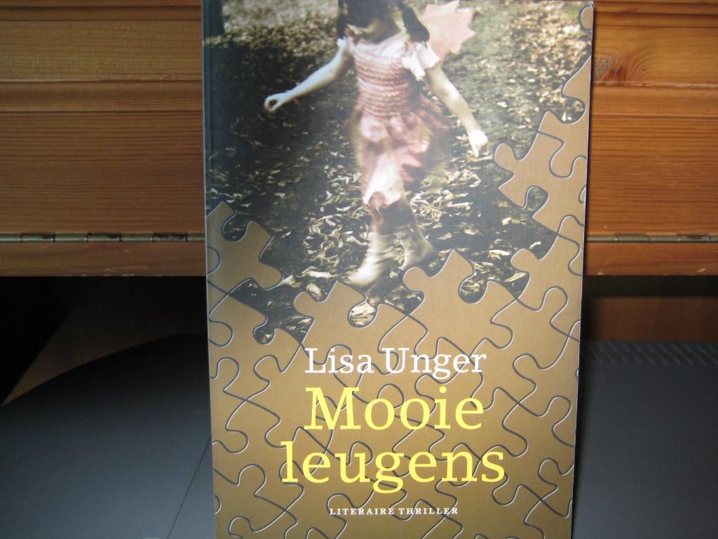 Lisa Unger: Mooie leugens, Ophalen of Verzenden, Zo goed als nieuw